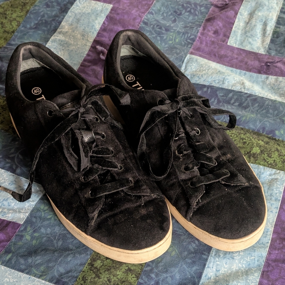 Vionic Women's Black Velvet Sneakers